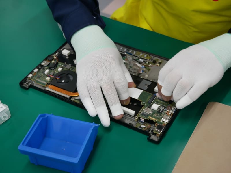 キーボードのフレキケーブルをメインボードに接続