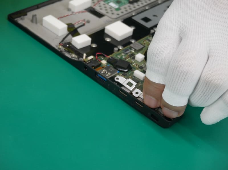 コネクターまわりを固定する金具を取り付ける