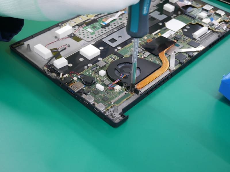 マサーボードを8本のネジで本体に固定する