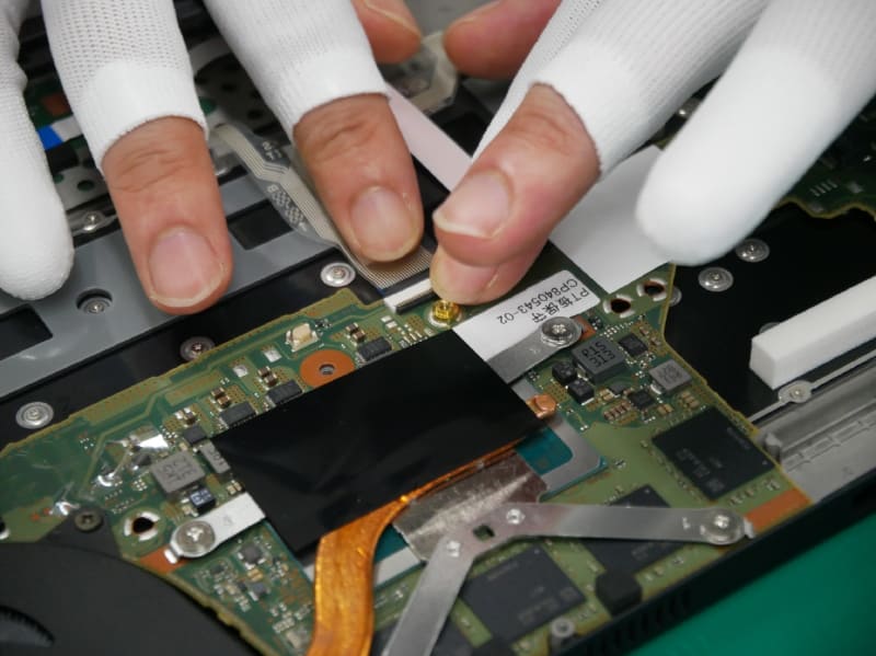 フレキケーブルを次々と接続。斜めに入り込まないようにするのが難しい