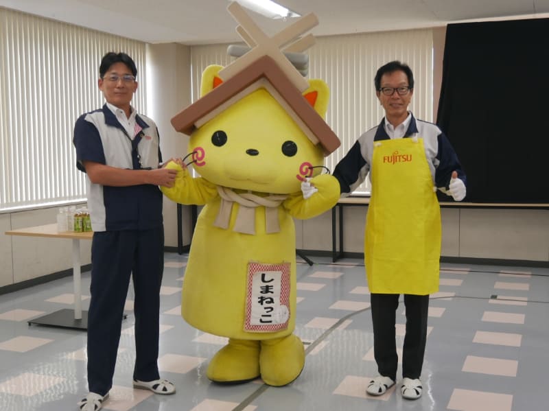 しまねっこと記念撮影する齋藤会長と、島根富士通の神門明社長(左)