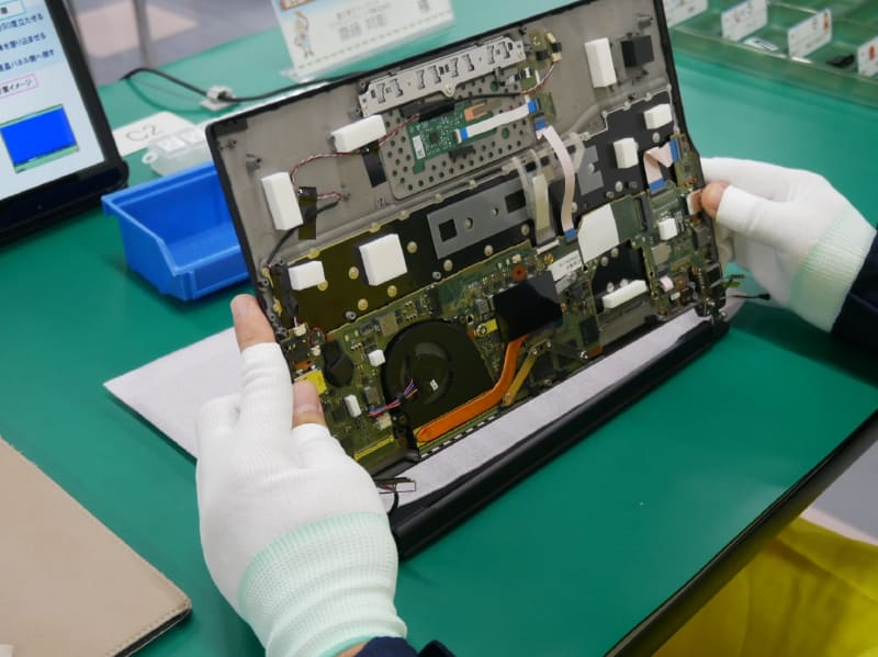 ディスプレイ部に前半で作業したキーボード部を取り付ける。