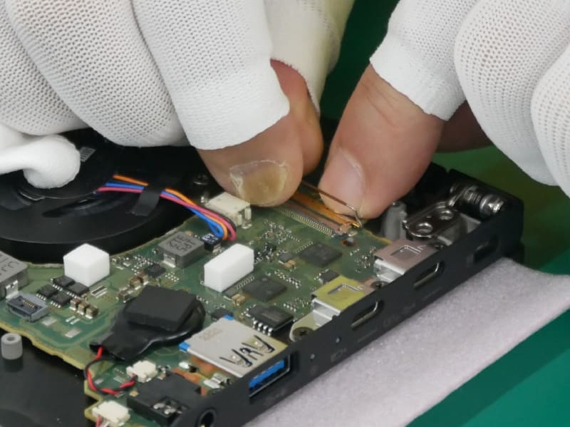 液晶パネルケーブルを接続する