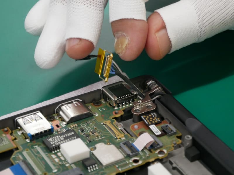 続いてカメラケーブルを接続する