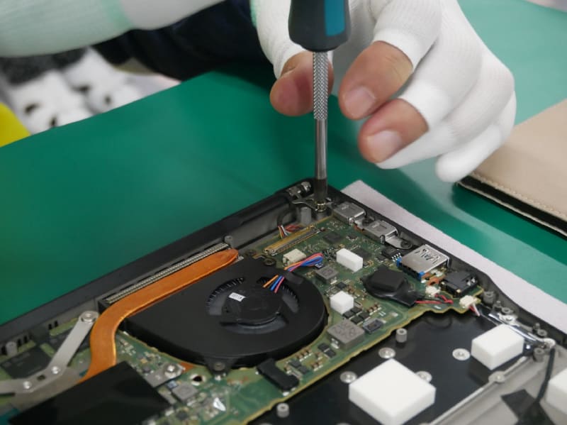 ヒンジ部をネジ固定する