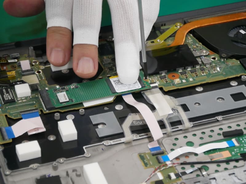 SSDの取り付け作業
