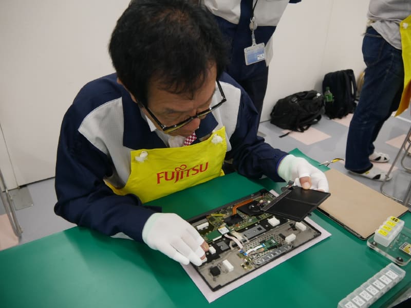 バッテリの取り付ける位置を確認する齋藤会長