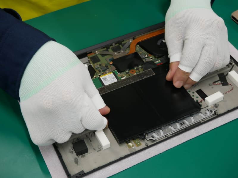 バッテリを取り付ける