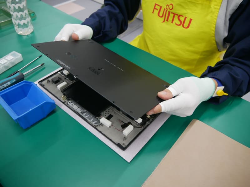 最後にボトムケースを取り付ける