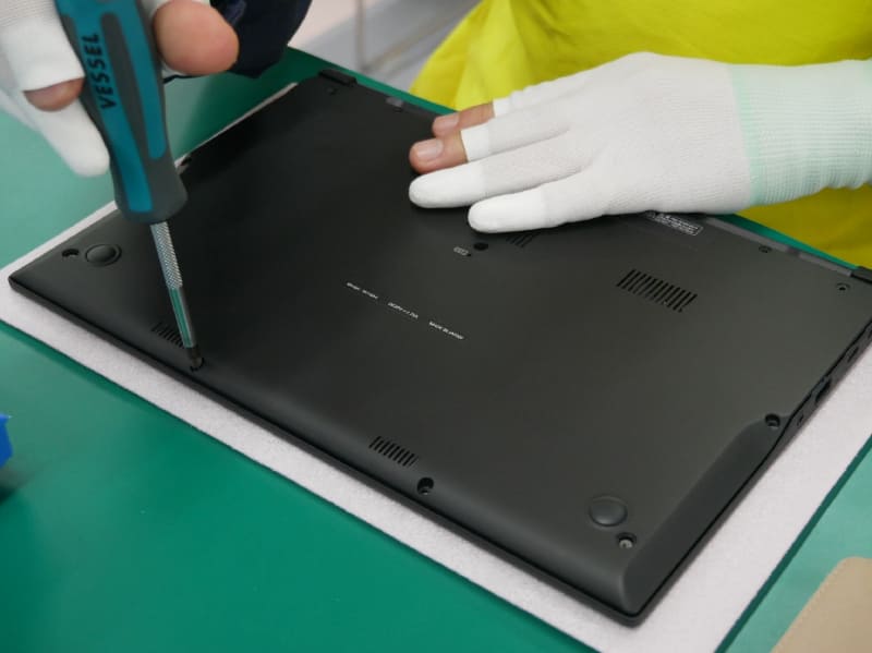 ネジを10本使って取り付ける