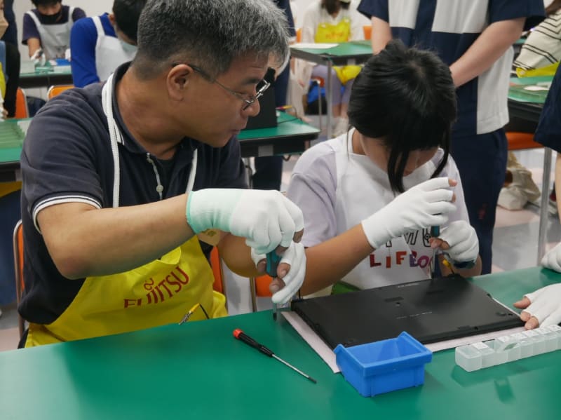 最後のネジ締めは家族が手伝うシーンもみられた