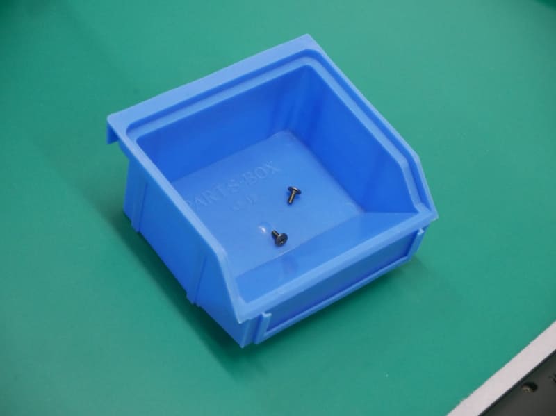 最後の2本のネジは、筐体が反らないように工夫した特別なネジだ