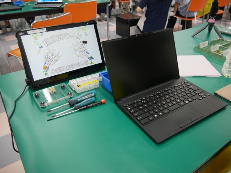 組み立てが完成したLIFEBOOK WU-X/H1