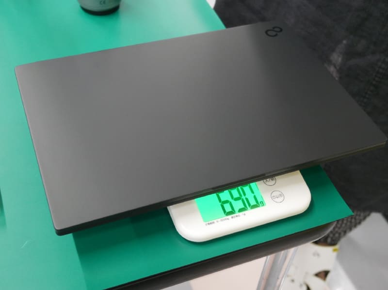 ところが齋藤会長が組み立てたLIFEBOOK WU-X/H1の重量を計ると690g。スペックの689gよりも1g多いという事態に関係者は大慌てとなった