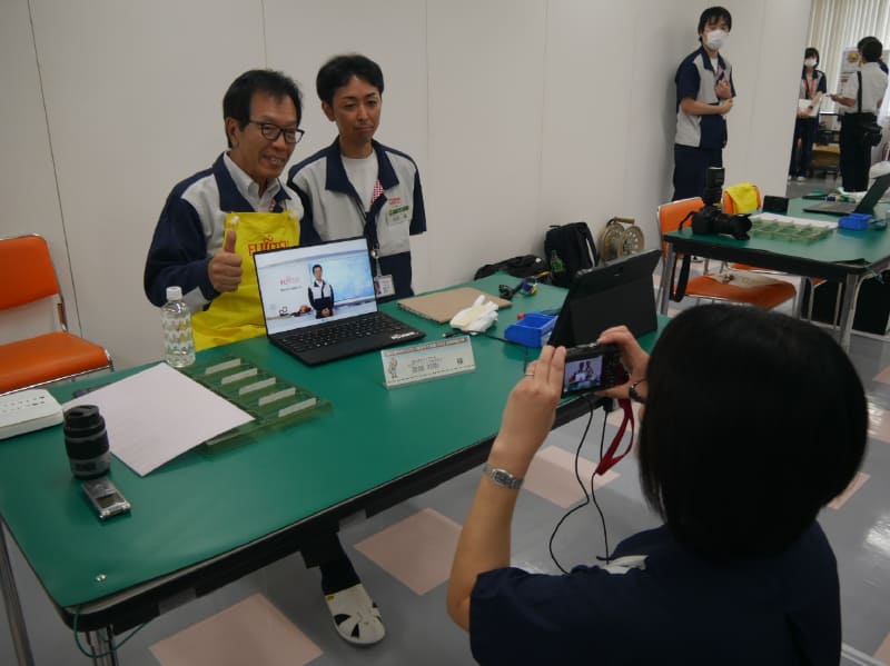 齋藤会長は、組み立てをサポートしてくれた島根富士通の社員と記念撮影