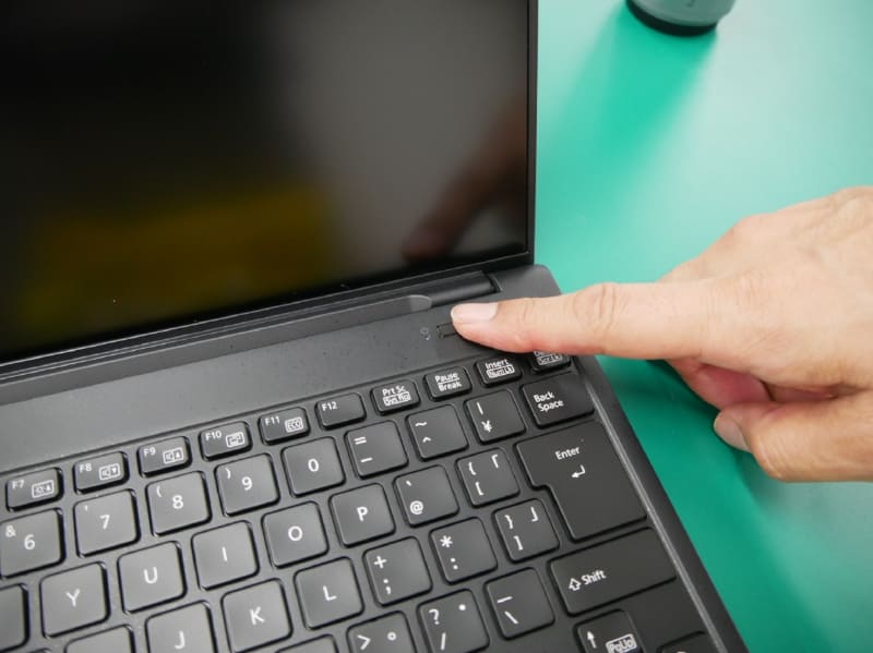 全員で電源を入れてみた。齋藤会長もどきどきの瞬間