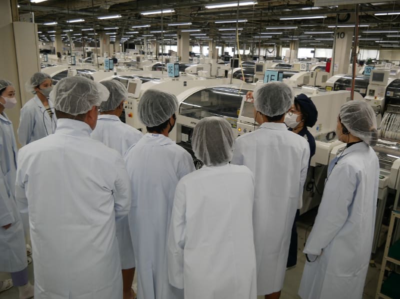 参加者全員で基板の生産ラインの見学を行なった