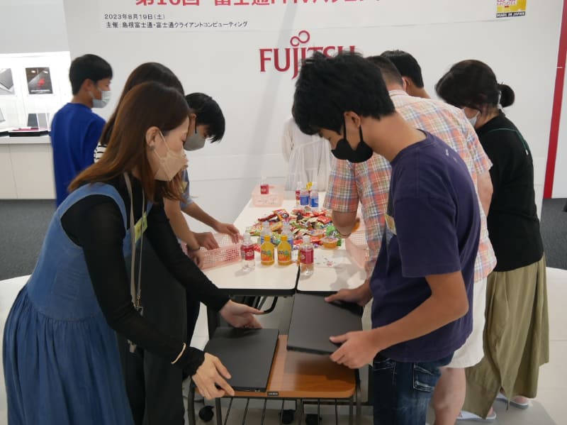 世界最軽量の689gと同じ重量で、飲み物とお菓子を組み合わせるゲーム