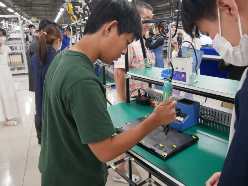 「匠と勝負! 競争ネジ締め競争」は、10本のネジを電動ドライバで締める時間を競う