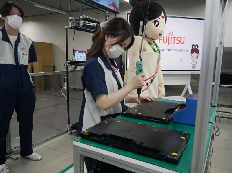 匠はハンディをつけて20本のネジを締めた