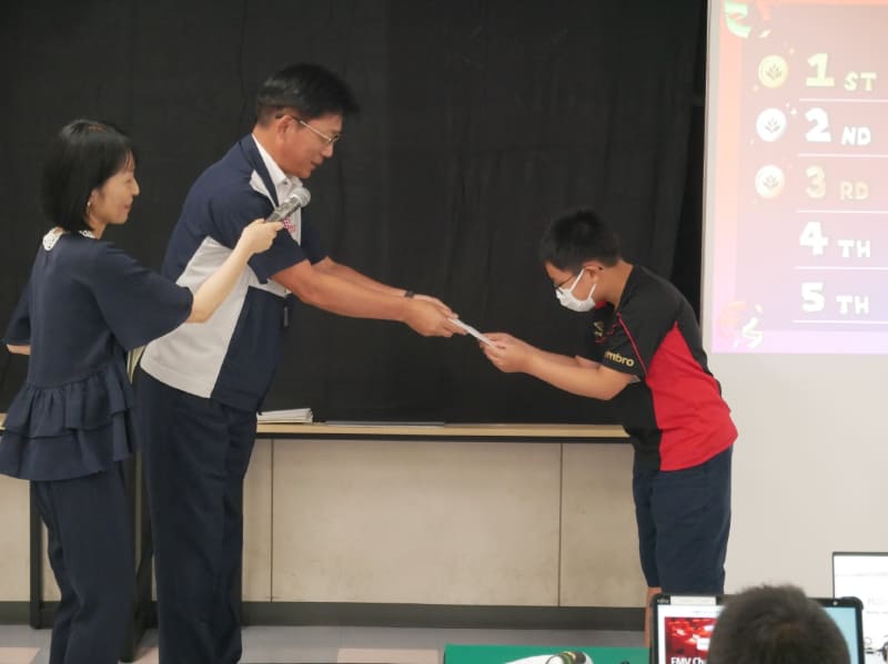 クイズの上位5人には島根富士通の神門社長から賞品がプレゼントされた