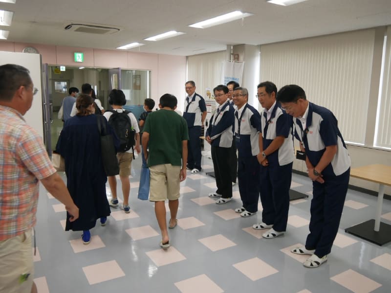 参加者を見送る島根富士通の神門社長(手前)をはじめとした同社経営幹部