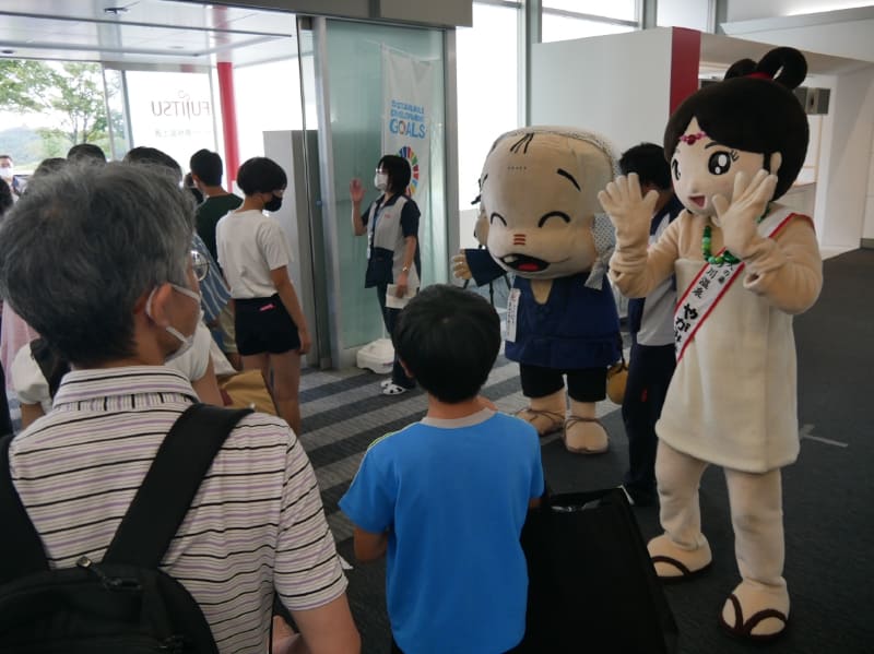 安来市のあらエッサくんと、湯の川温泉のやがみちゃんもお見送り