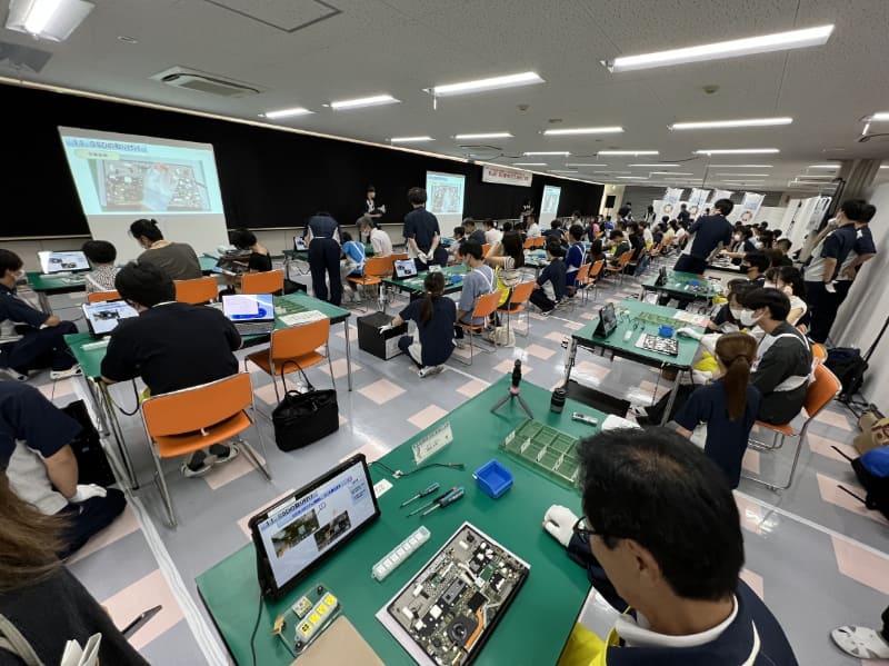 組み立て教室の様子。20組が参加した