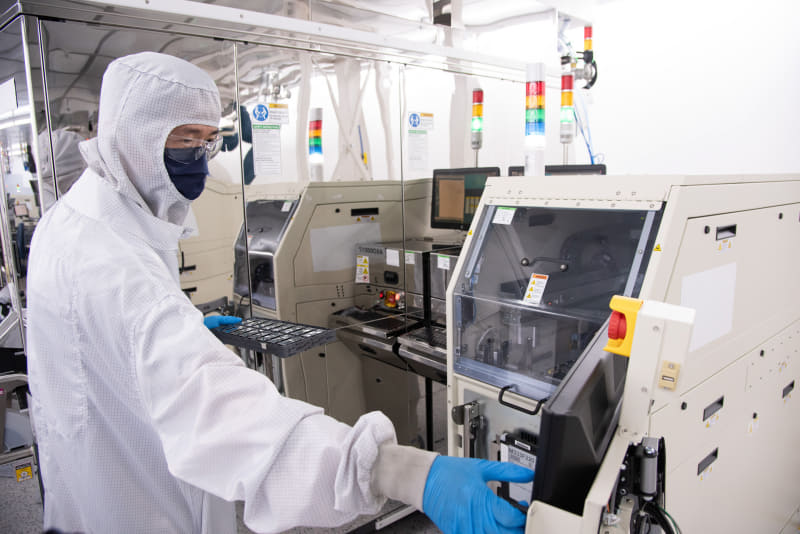 チップ取付(写真提供:Intel)