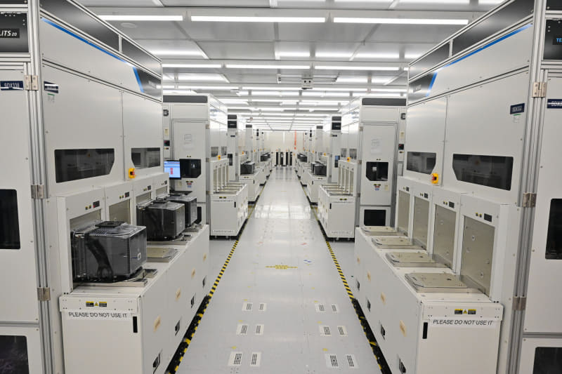 前の工程から運ばれてくるのはロボットにより運ばれてくる