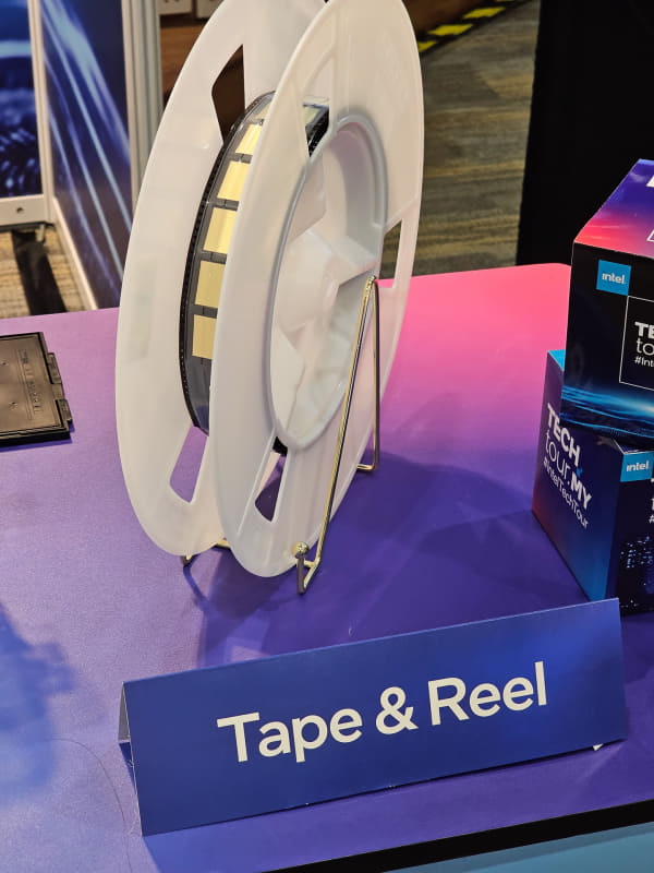 最後にトレーからこうしたテープへと封入して、次のパッケージ組立工程に送られる