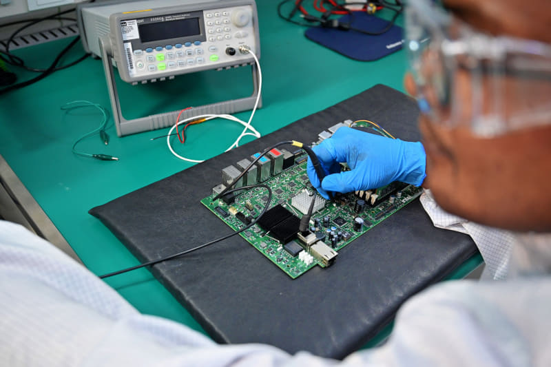 SIMSの基板製造、デバッグライン。このほかにSMT(基板に部品を実装していくオートメーションマシン)が用意されている