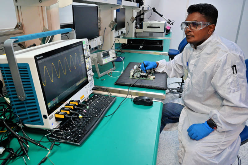 SIMSの基板製造、デバッグライン。このほかにSMT(基板に部品を実装していくオートメーションマシン)が用意されている