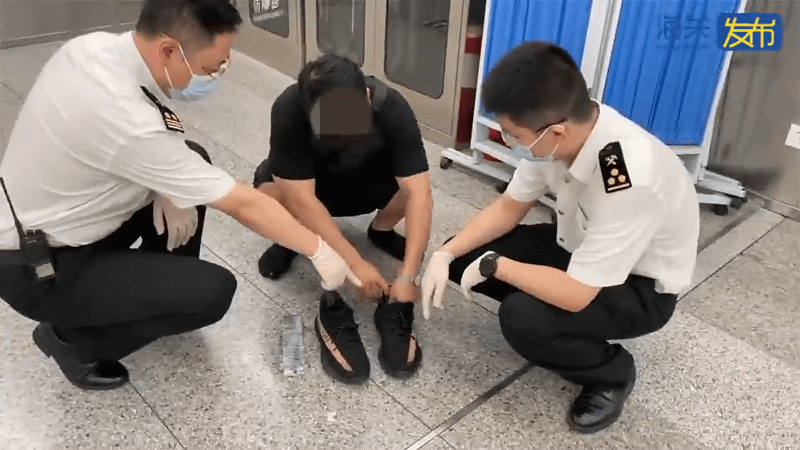 靴の中からmicroSDが大量に入った袋(出典:海関発布)