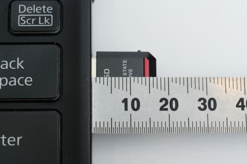 PC本体から飛び出す部分は17mmほど。これなら装着したままでもそれほど邪魔にならないだろう