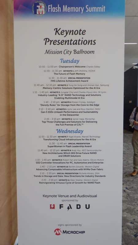フラッシュメモリサミットの会場フロアに置かれた基調講演の時刻表パネル。2023年8月8日(現地時間)に筆者が撮影