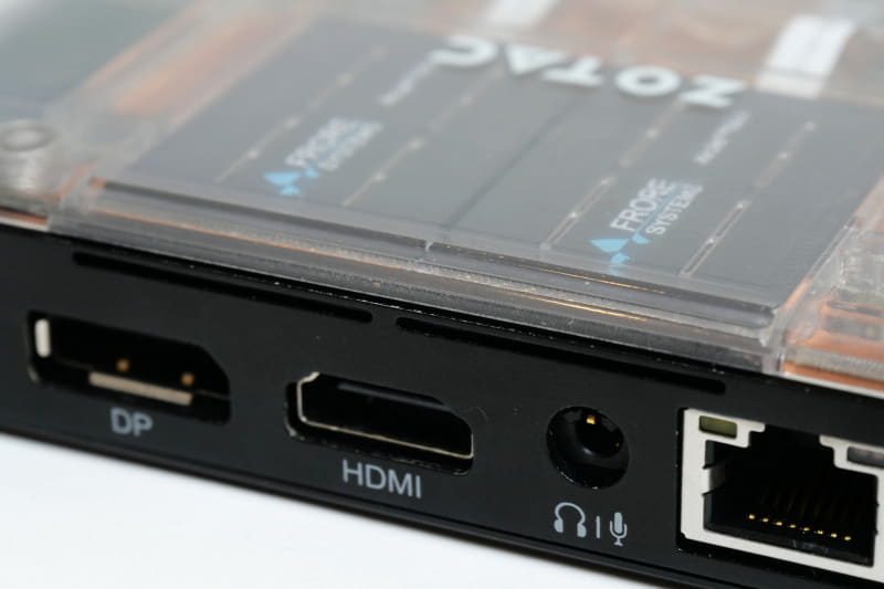 後部のスリットがAirJet Miniの排気口。ここから勢いよく空気が排出される