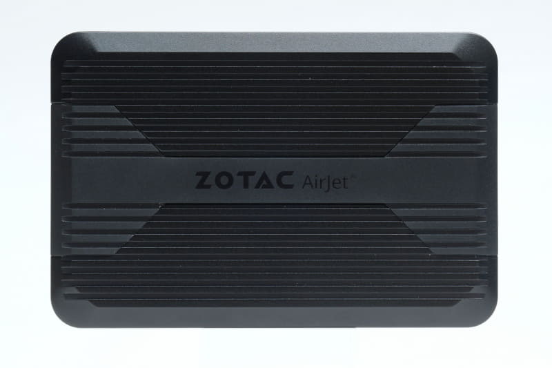 本体上部。筐体は金属製。本体からの放熱も考慮し、ケース上部にヒートシンクのような細かな凹凸が施されている