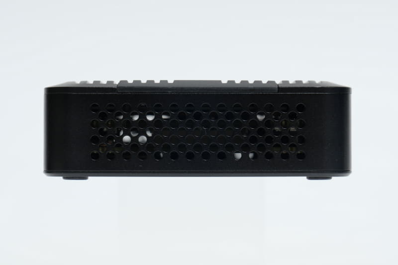 右側面。こちらもメッシュ構造となっている