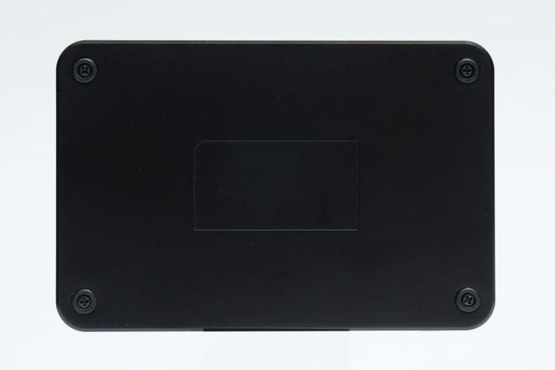 底面。フットプリントは実測で約115×76mm。ZBOX Pシリーズの筐体とほぼ同等サイズと考えていい