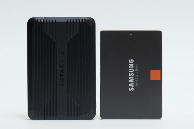 2.5インチSSDと並べてみたが、その小ささがよく分かる