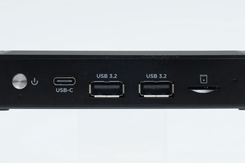 正面に電源ボタン、USB 3.2 Gen2 Type-C、USB 3.2 Gen2 Type-A×2、microSDカードスロットを配置。USB Type-CはDisplayPort ALT Mode対応