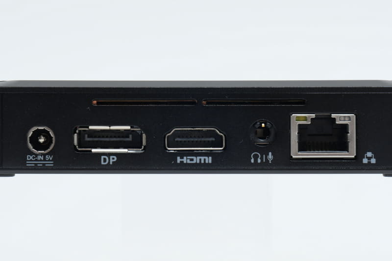 背面に電源コネクタ、DisplayPort、HDMI、3.5mmオーディオジャック、有線LANポートを配置