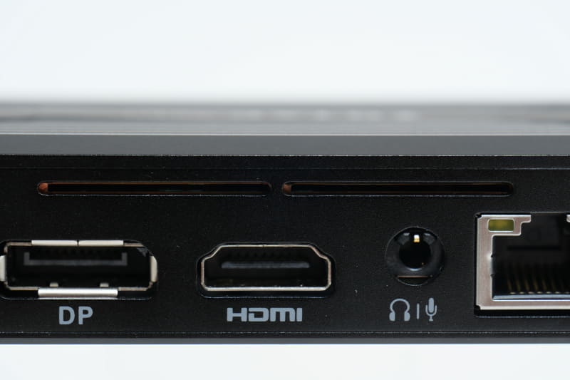 背面ポート上部のスリットが、AirJet Miniの排気口だ