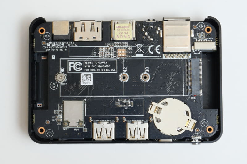 底面を外すと内蔵ストレージ用M.2スロットにアクセスできる。インターフェイスはPCIe 3.0x4に、フォームファクタはM.2 2280まで対応