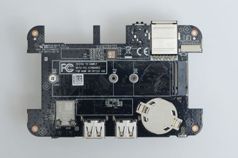 M.2スロットのある基板。M.2スロット以外にバックアップ用ボタン電池、無線LANモジュールなどが見える