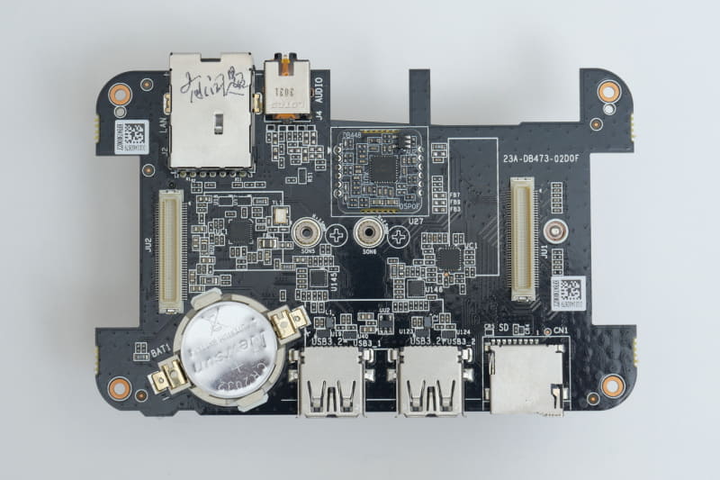 基板裏面には、全面及び背面のI/Oポート類、I/O関連の制御チップなどを搭載