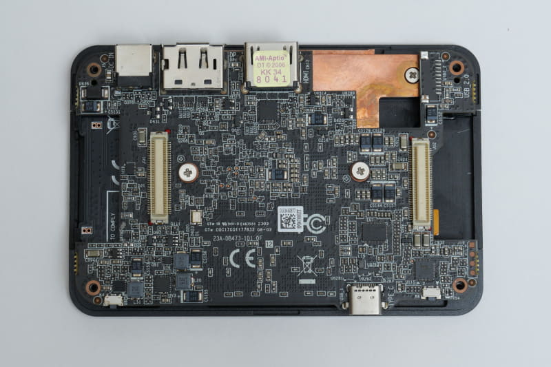 こちらがCPUやメモリを搭載する基板。中央に見えるネジ2本でヒートスプレッダに固定されている