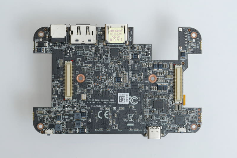 こちらには、M.2搭載の基板と接続するコネクタの他、正面のUSB Type-Cや、背面の電源コネクタ、DisplayPort、HDMIなどの端子を搭載