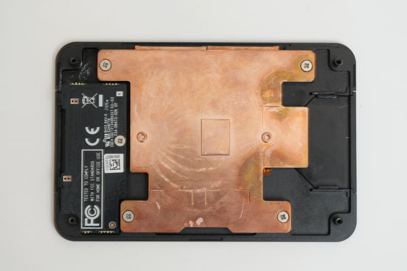 基板を外すと、ケース天板にネジ止めされたヒートスプレッダが現れる